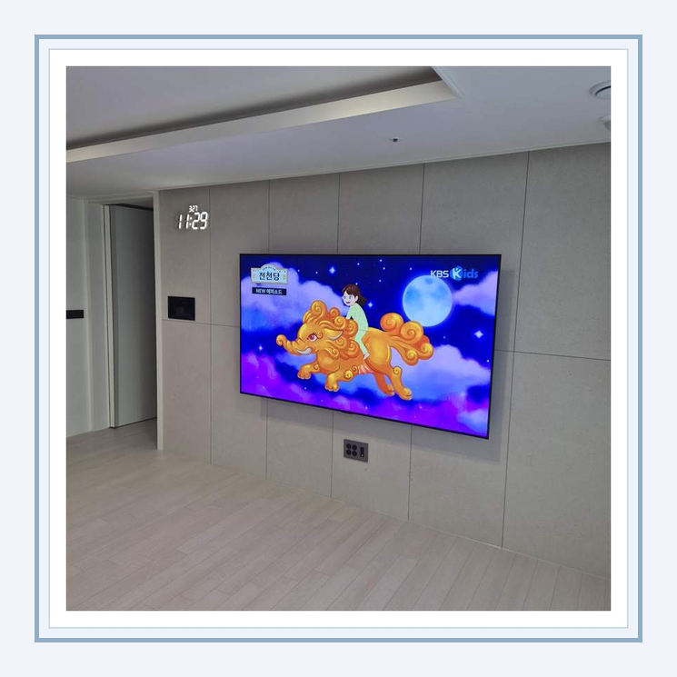 벽걸이TV 실제 시공 사진 1 · 인천 풀모션 관절의 이동 범위와 케이블 여유 길이 점검과 화면의 중심 높이