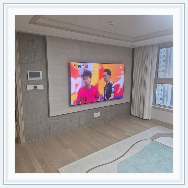 벽걸이TV 실제 시공 사진 2 · 광주 오포 사운드바 위치와 전원선 동선 점검과 벽면에 걸린 TV의 수평