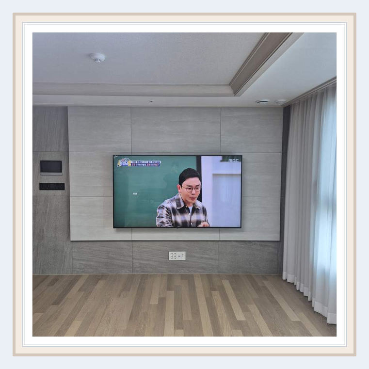 벽걸이TV 실제 시공 사진 2 · 천안 서북구 TV 주변 전원선 후면 배치 점검과 벽면 미관과 브라켓 위치