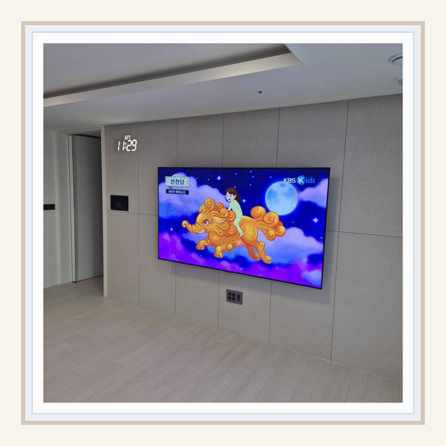 벽걸이TV 실제 시공 사진 1 · 아산 온양 HDMI선과 전원선 분리 정리 점검과 표면 마감과 설치 위치