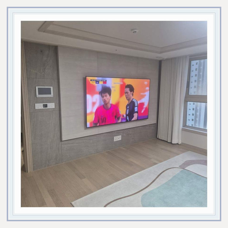 벽걸이TV 실제 시공 사진 2 · 평택 셋탑박스 연결선과 케이블 정렬 점검과 벽면 미관과 브라켓 위치