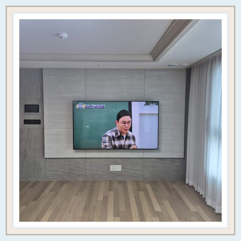 벽걸이TV 실제 시공 사진 1 · 영종구 TV·셋톱박스 배선 집약 점검과 출입 동선과 설치 거리