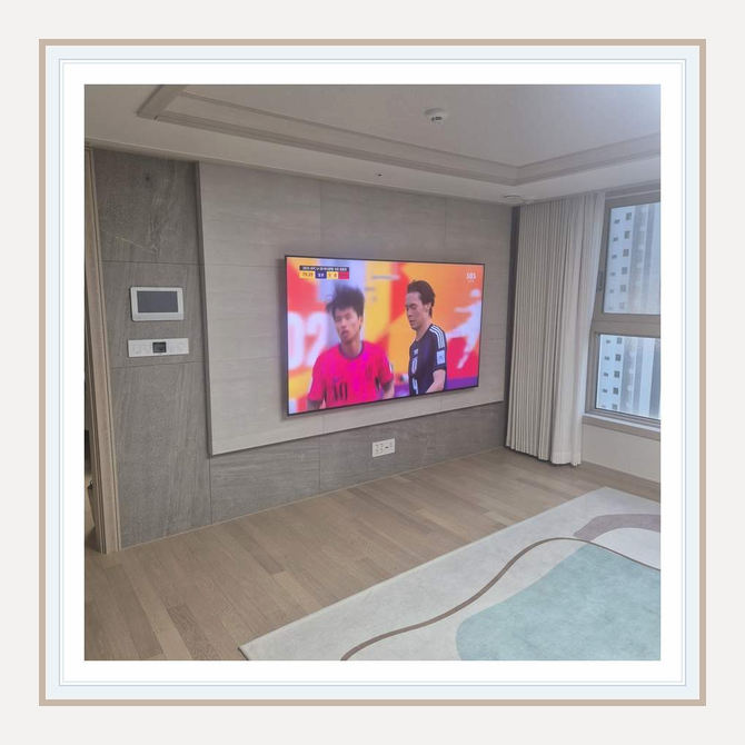 벽걸이TV 실제 시공 사진 2 · 인천 송도 케이블과 전원선 동시 선숨김 점검과 리모컨 사용 구간