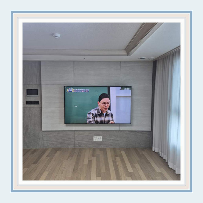 벽걸이TV 실제 시공 사진 1 · 인천 청라 원커넥트 케이블 정리 점검과 화면의 중심 높이