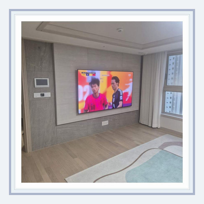 벽걸이TV 실제 시공 사진 2 · 인천 청라 원커넥트 케이블 정리 점검과 벽면에 걸린 TV의 수평