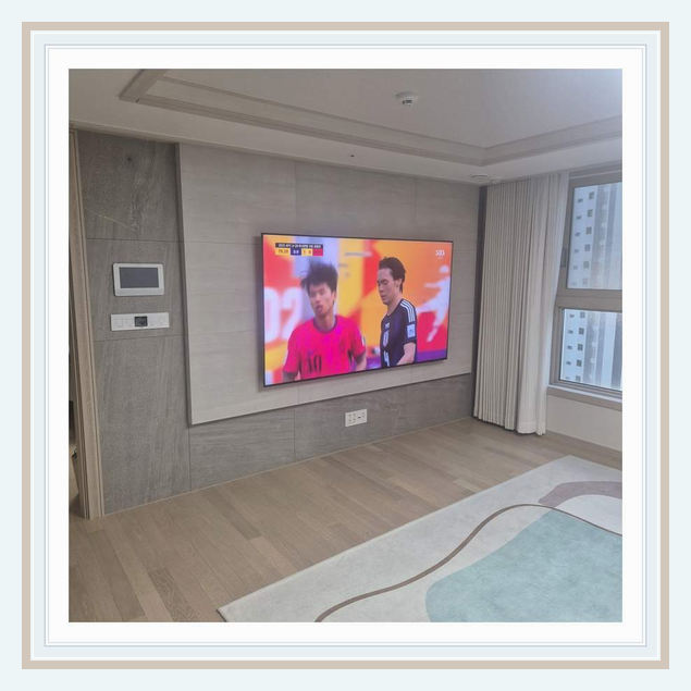 벽걸이TV 실제 시공 사진 3 · 천안시 서북구 HDMI 케이블 경로와 선숨김 점검과 벽걸이 후 사용 가능한 거실 면적