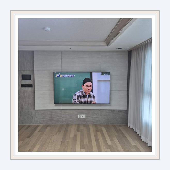 벽걸이TV 실제 시공 사진 1 · 강남구 원커넥트 전용 케이블 여유 점검과 화면의 중심 높이