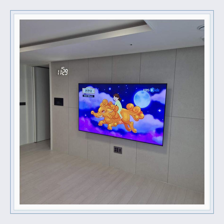 벽걸이TV 실제 시공 사진 3 · 마포구 TV 주변 전원선 노출 줄이기 점검과 주변 가구와 벽걸이 간격