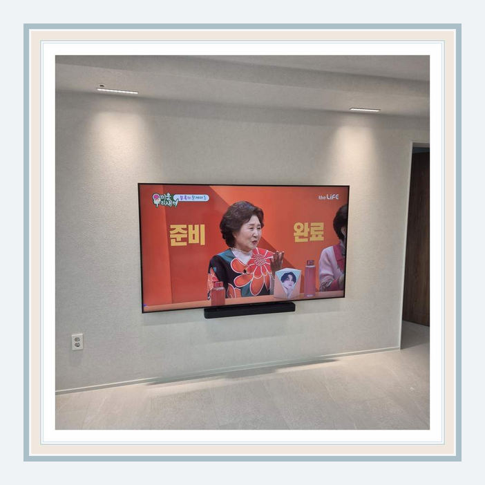 벽걸이TV 실제 시공 사진 2 · 부천 전원선과 음향선 간섭 점검 점검과 벽면 미관과 브라켓 위치