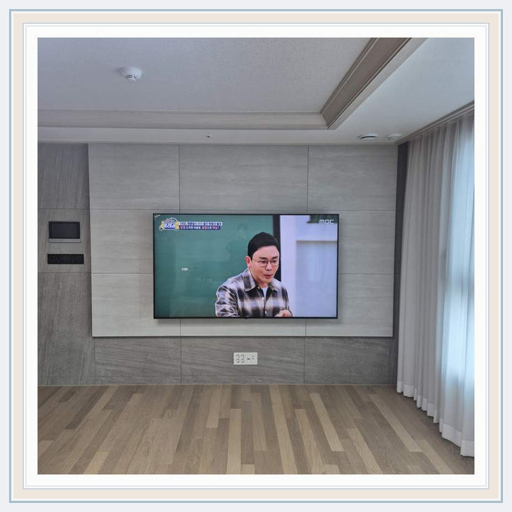 벽걸이TV 실제 시공 사진 3 · 성남 HDMI 케이블과 전원선 구분 점검과 화면과 선반 사이 여유