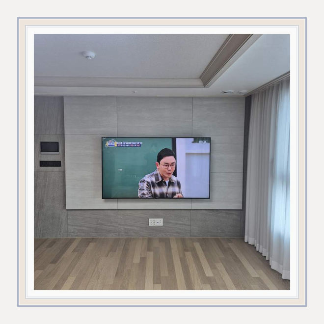 벽걸이TV 실제 시공 사진 2 · 계양구 셋톱박스와 전원선 함께 정리 점검과 리모컨 사용 구간